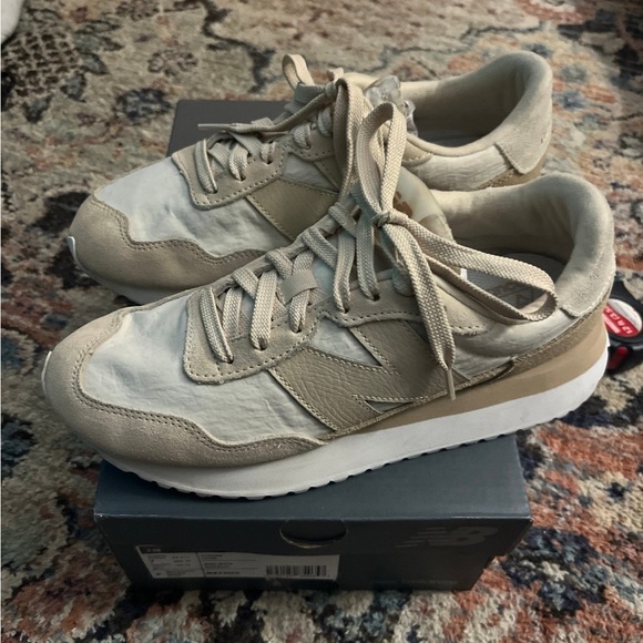 Woman’s retro 237 ivory/beige new balance - Picture 2 of 5